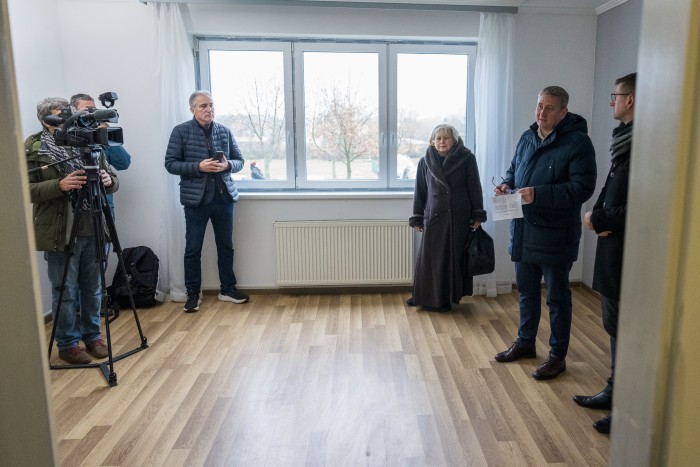 sajtótájékoztató a Pozsinyi utcai fecskelakásoknál