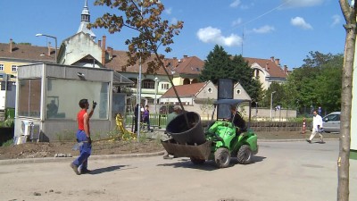 Költözések és parkosítás a kórházban